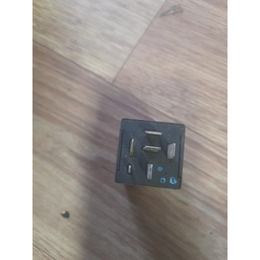 4d0907307a реле servotronic Audi A6C5