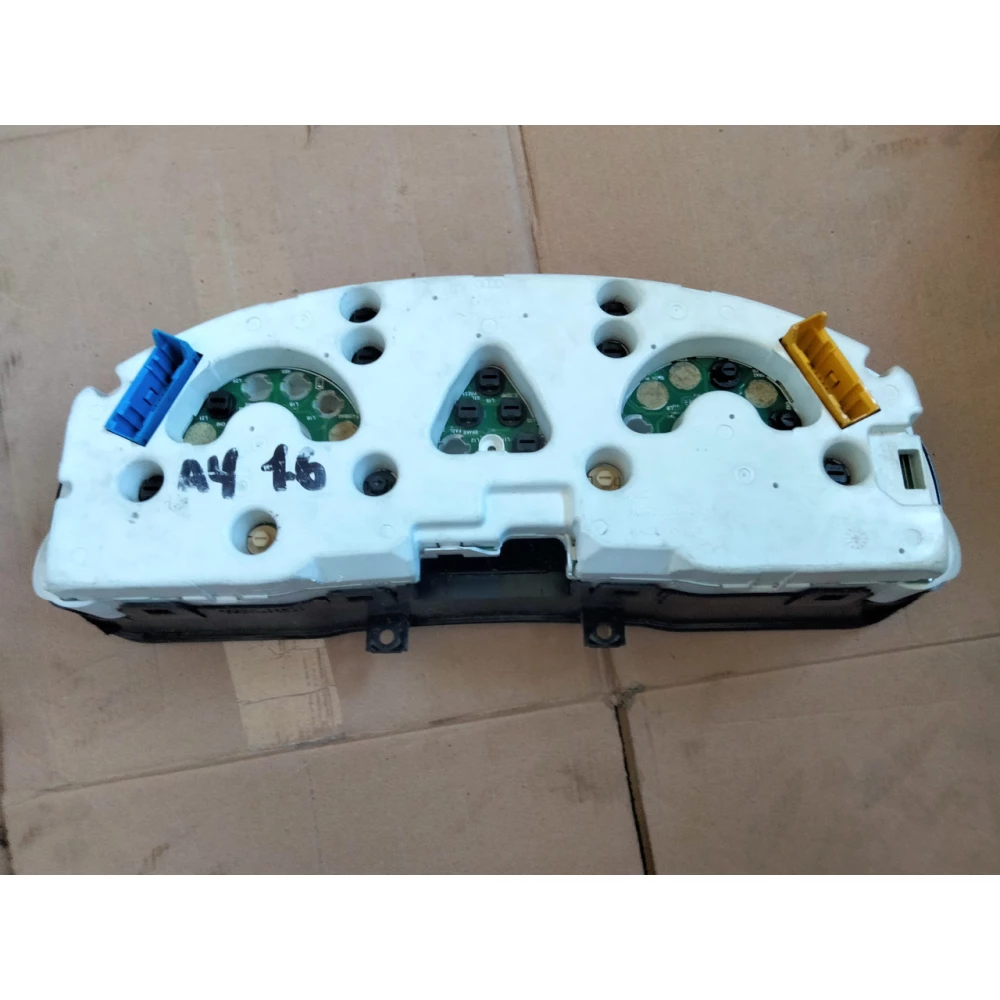 AU0004001 приборная панель Audi A4 B5 1.6 бензин