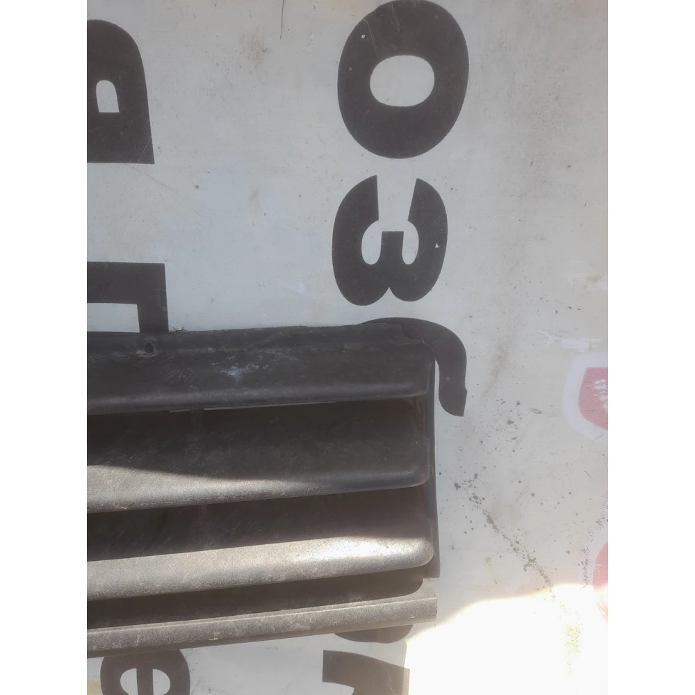 321853653Nрешотка  радиатора Vw Passat B2