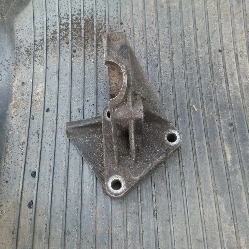 Кронштейн лапа крепления гидропидселителя Opel Vectra B 1.6 90502771