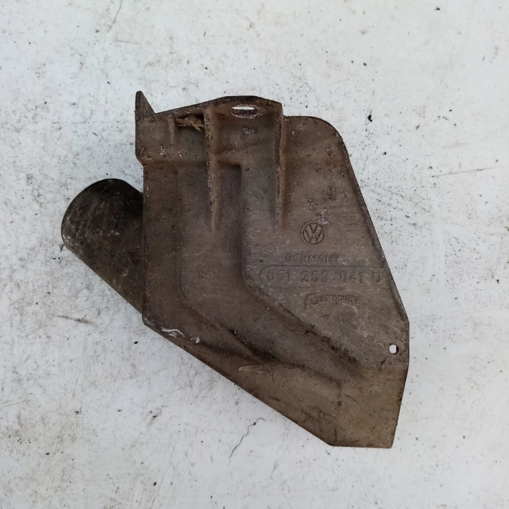 Кронштейн випускного колектора Golf 3 Vento 1.8 051253041d