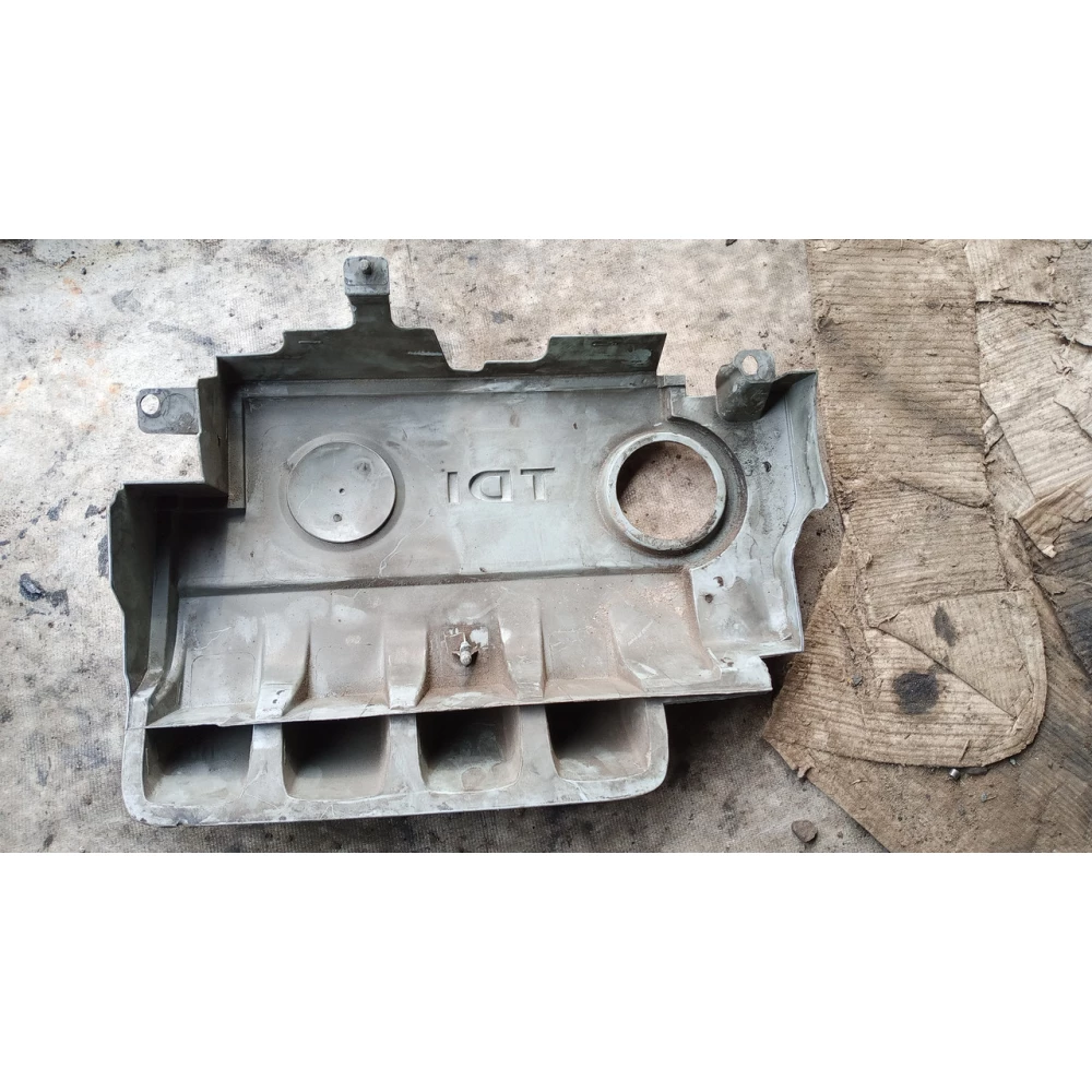 03g103967c декоративная кришка  двигателя VAG