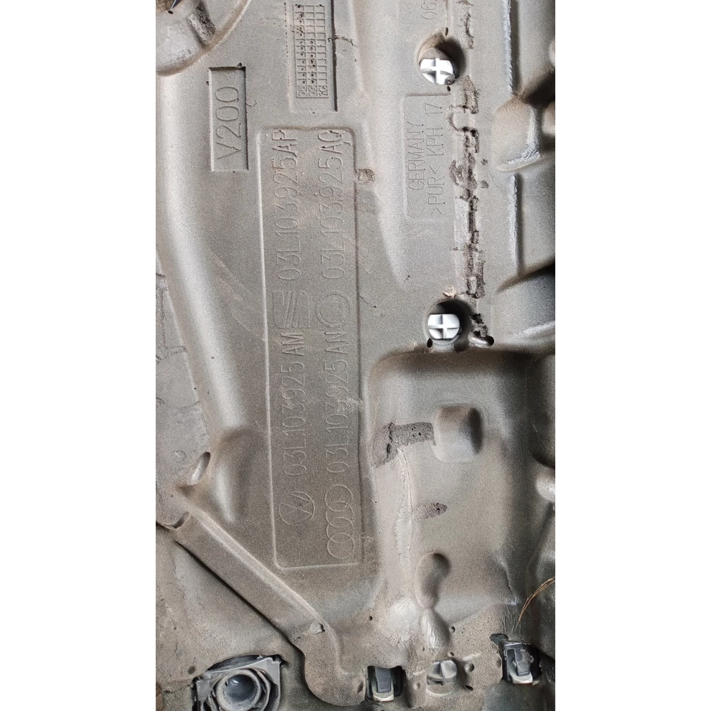 03l103925l декоративная кришка  двигателя VW Passat B6 2.0