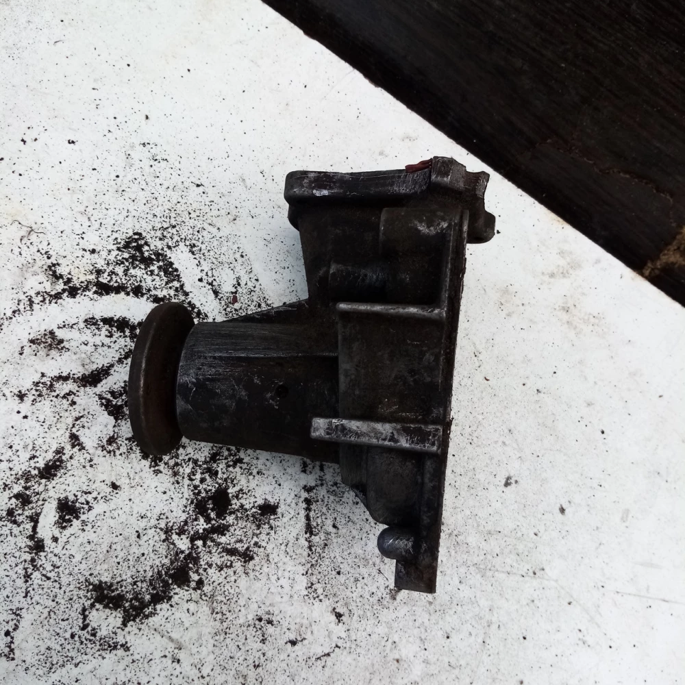 Помпа Mitsubishi Pajero 2.5 GMB M52