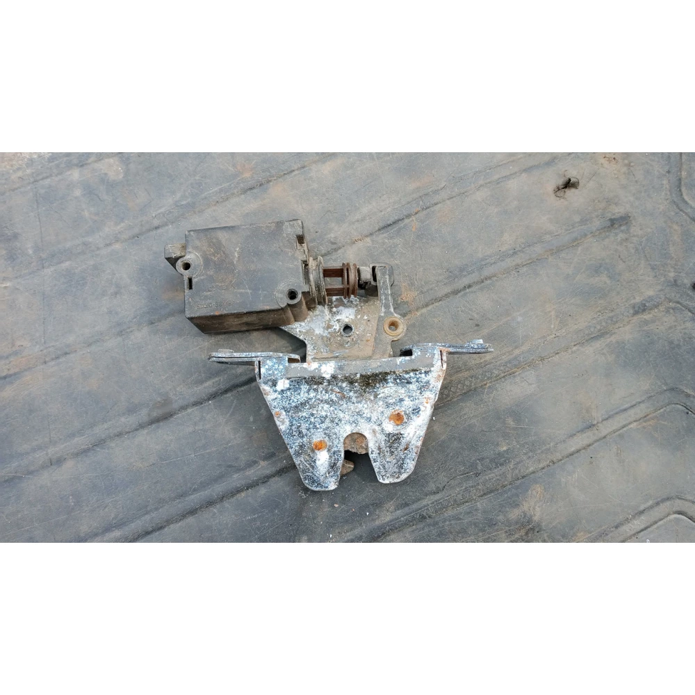 51248236897 замок багажника  bmw e39
