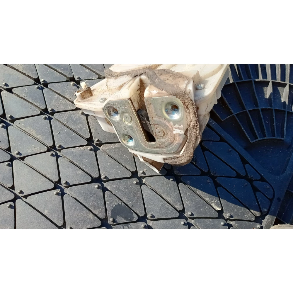 D651 задний правий замок двери Mazda 2