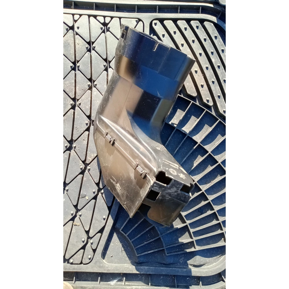 M1581DR61 левий воздуховод Мазда 2