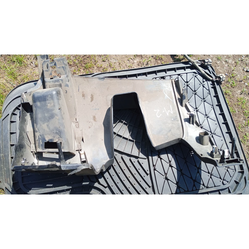 Dr6164281 нижний пластик торпеди Мазда 2