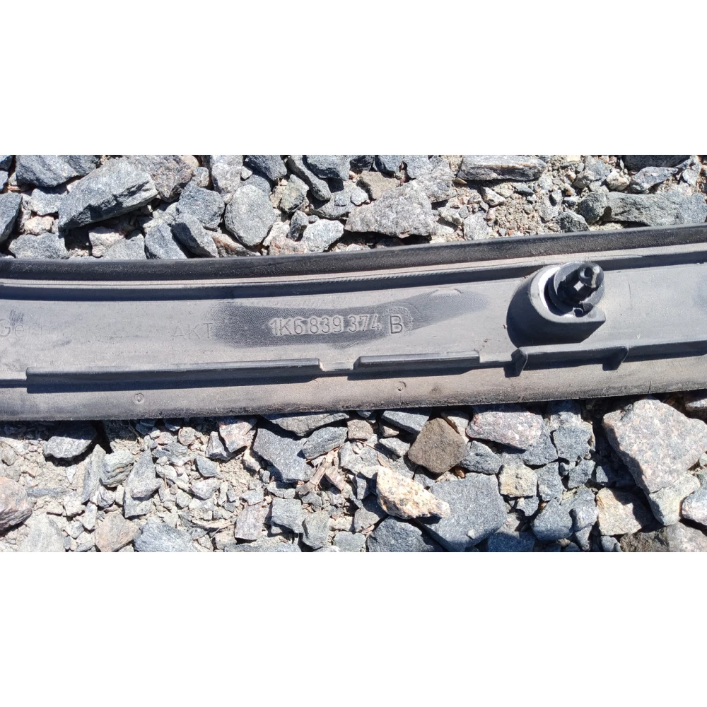 1K6839374 молдинг задней правий двери Vw Golf 5