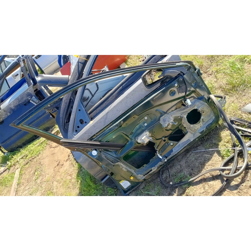 Передняя левая дверь Volvo V40