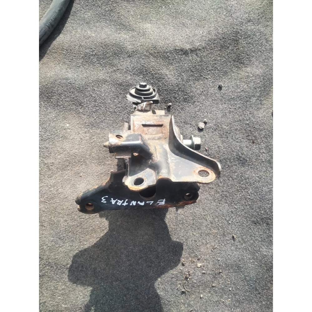 Подушка двигателя левая Hyundai Elantra 3