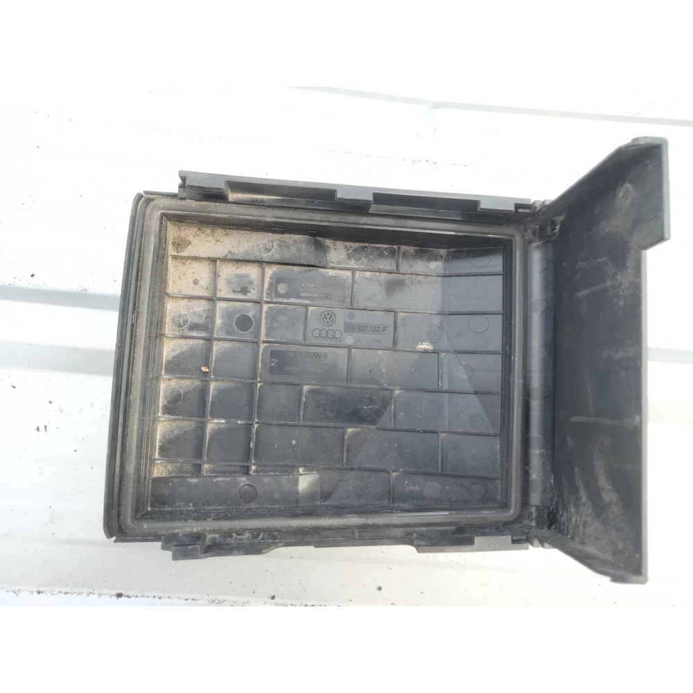 Крышка блока предохранителей VOLKSWAGEN Caddy III (2004—2010) 1KO 937 132 F