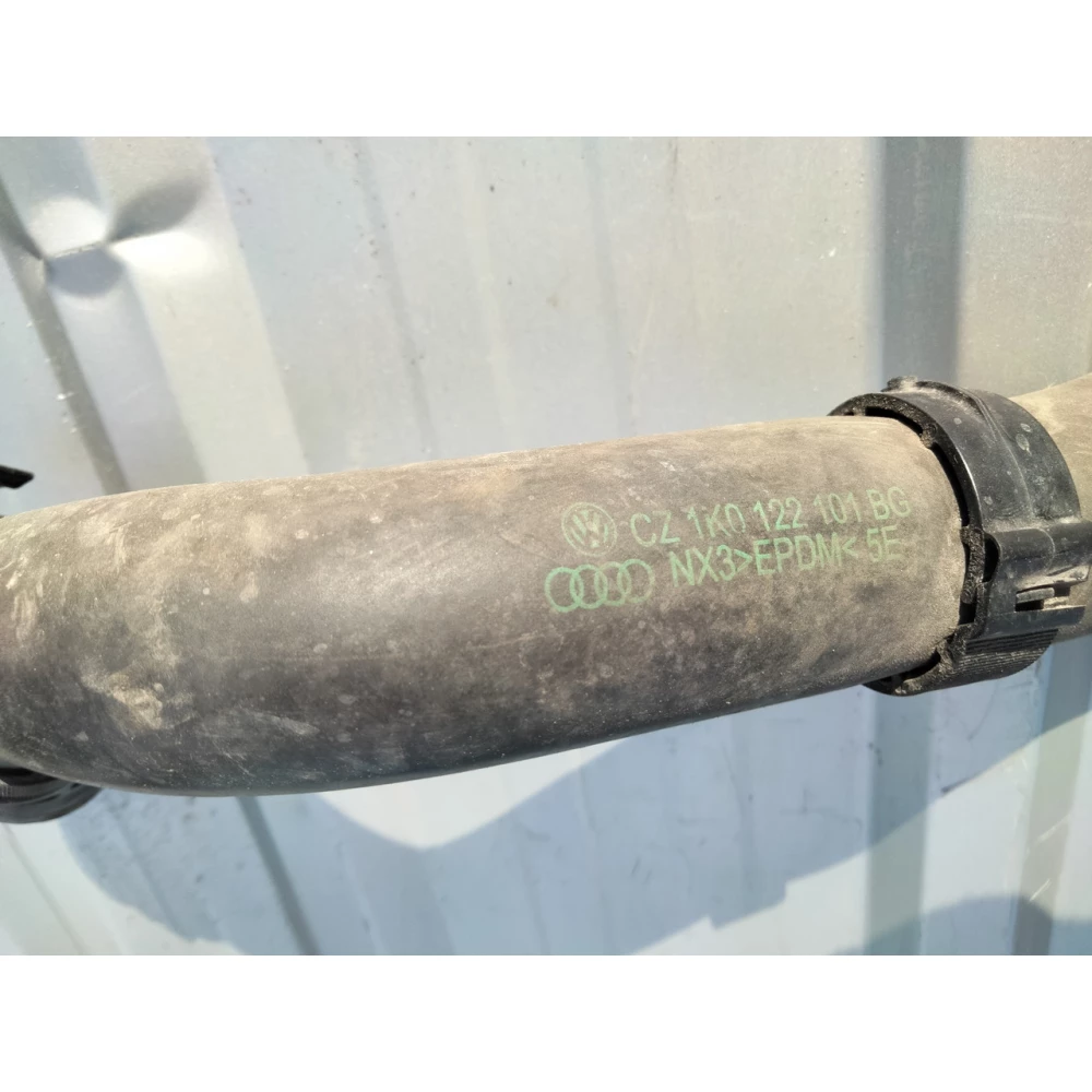 Патрубок системы охлаждения (радиатора двигателя верхний) VOLKSWAGEN Caddy 3 (2004—2010) 1KO 122 101 BG