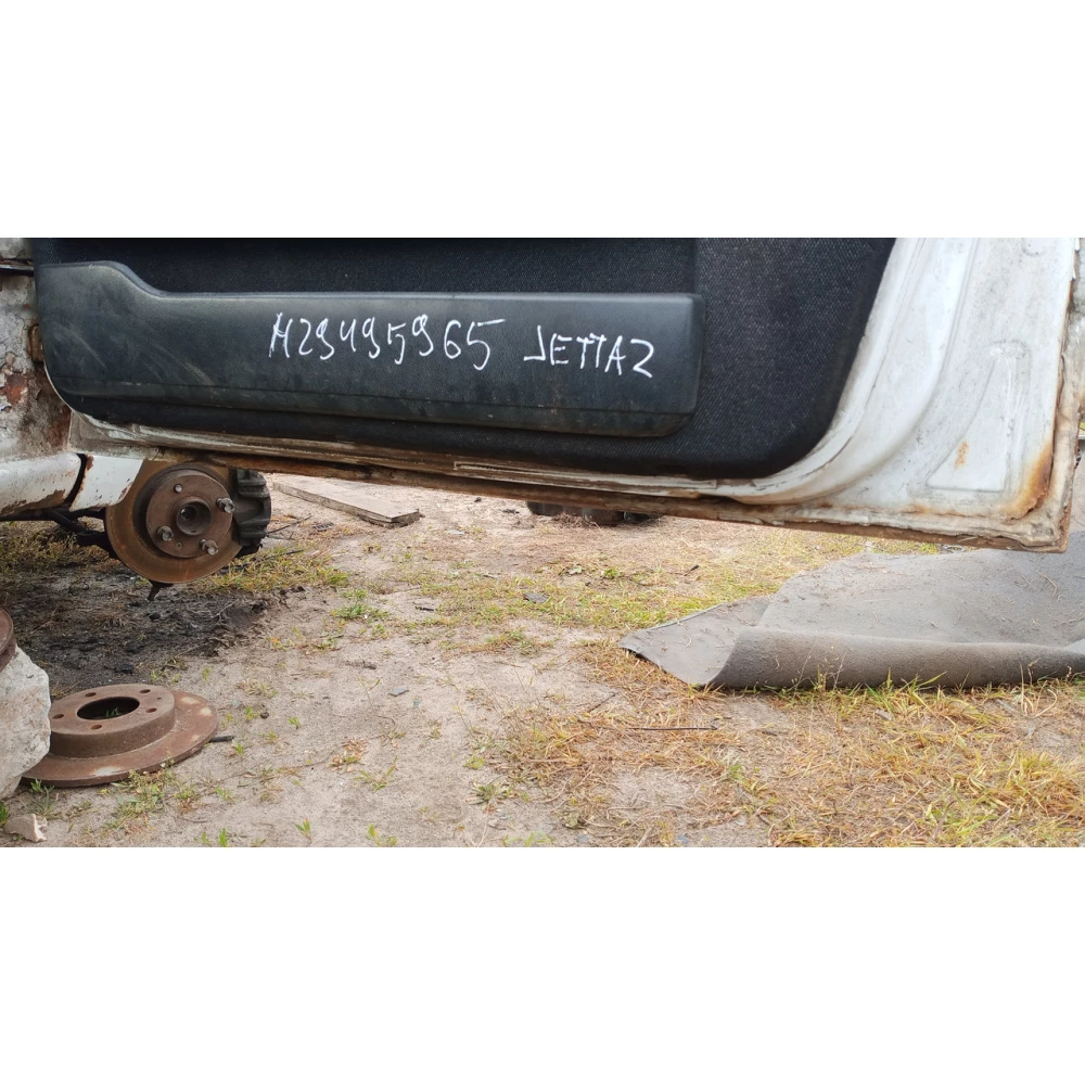 Передняя правая дверь Vw Jetta 2