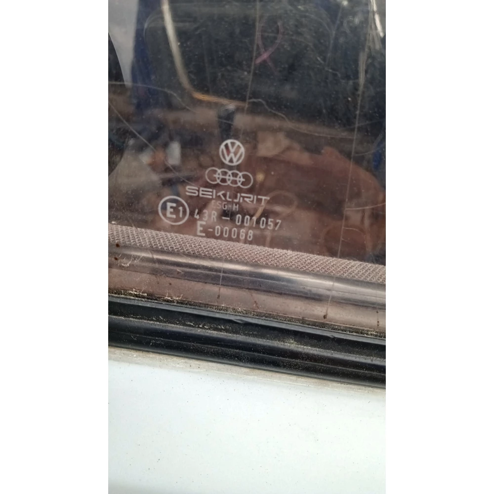 43R001057 передние правое скло Vw Jetta 2
