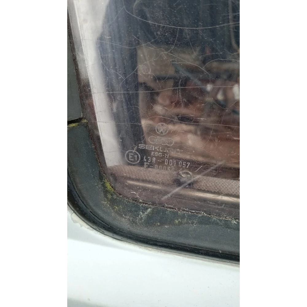 43R001057 передние правое скло Vw Jetta 2