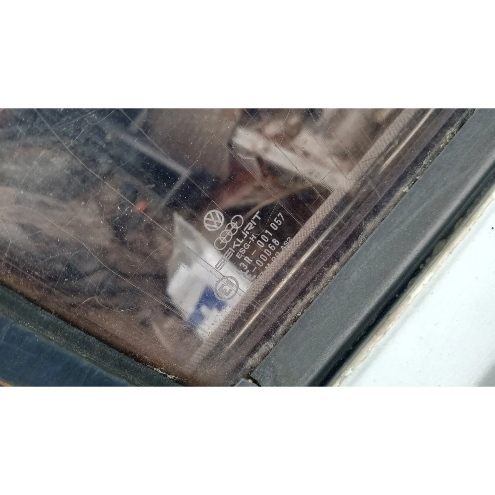43R001057 заднее правое скло Vw Jetta 2
