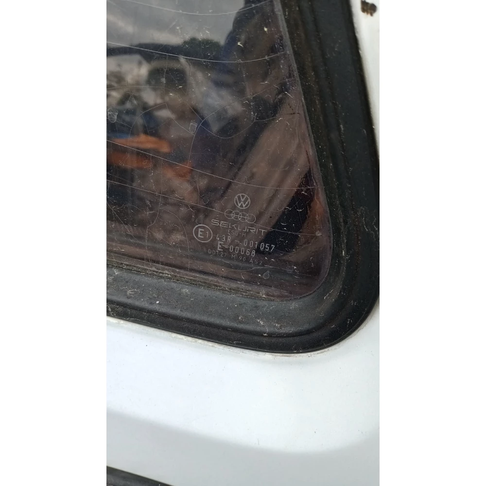 43R001057 заднее левое скло Vw Jetta 2