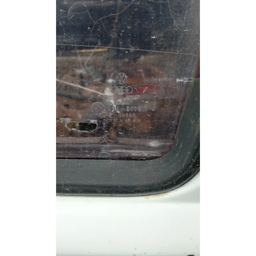 43R001057 переднее левое скло Vw Jetta 2