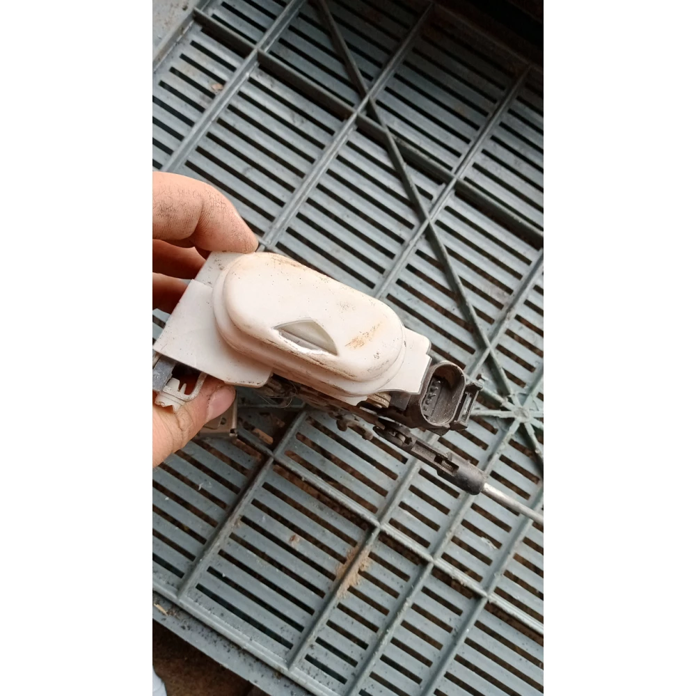 8d1837015F замок передней левой двери Audi A4 B5