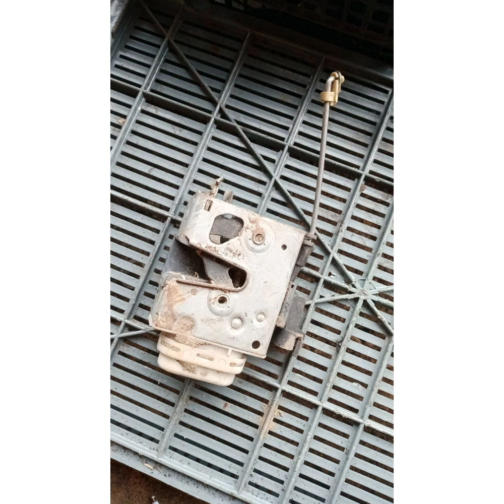 8d1837015F замок передней левой двери Audi A4 B5