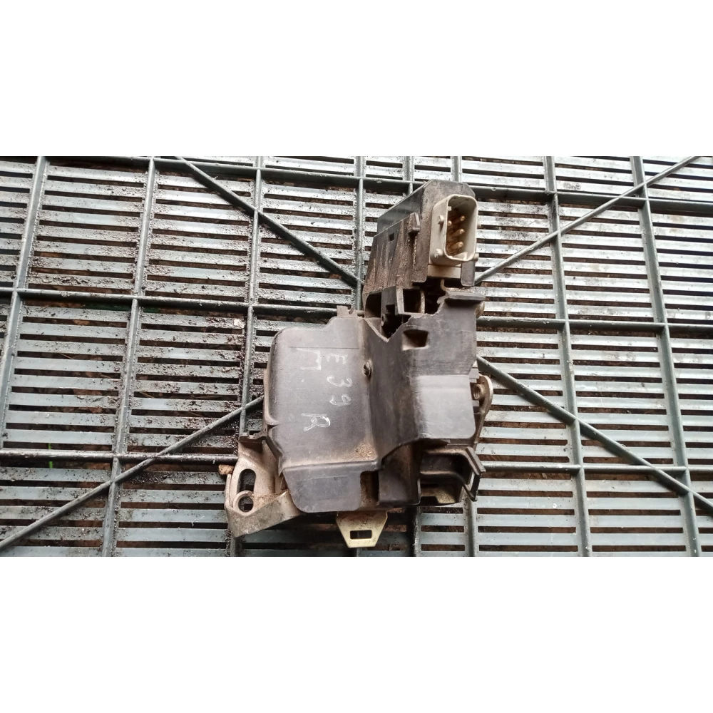 8352165 передний правий замок Bmw E39