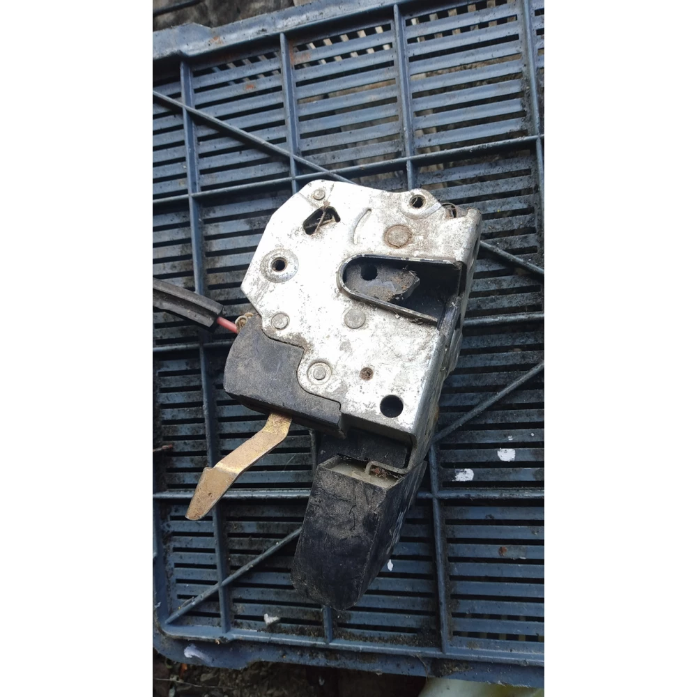 8353012 замок передней правий двери Bmw E39