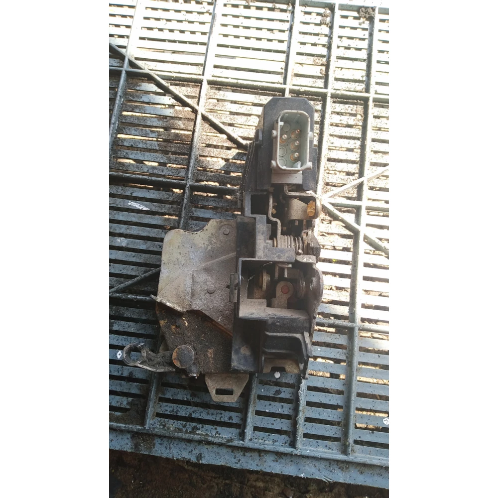 8352165 передний правий замок двери Bmw E39