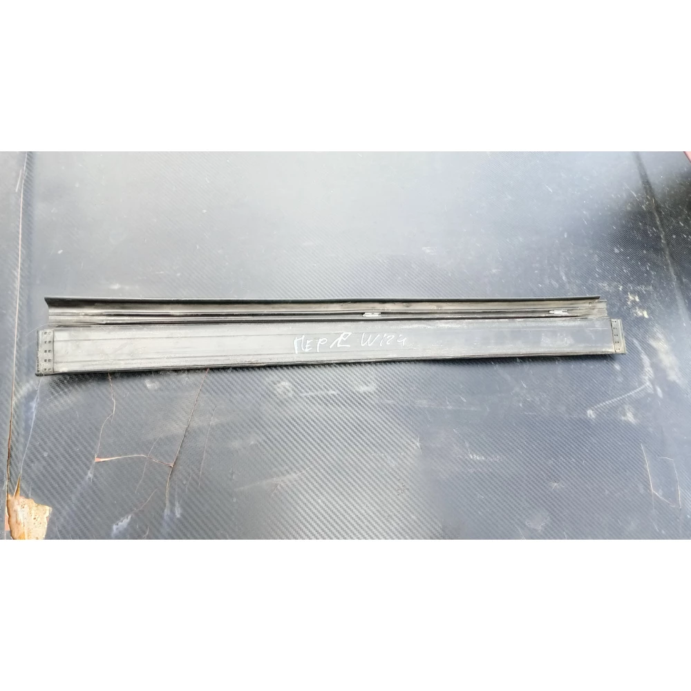 Передняя правая накладка порога Mercedes Benz w 124