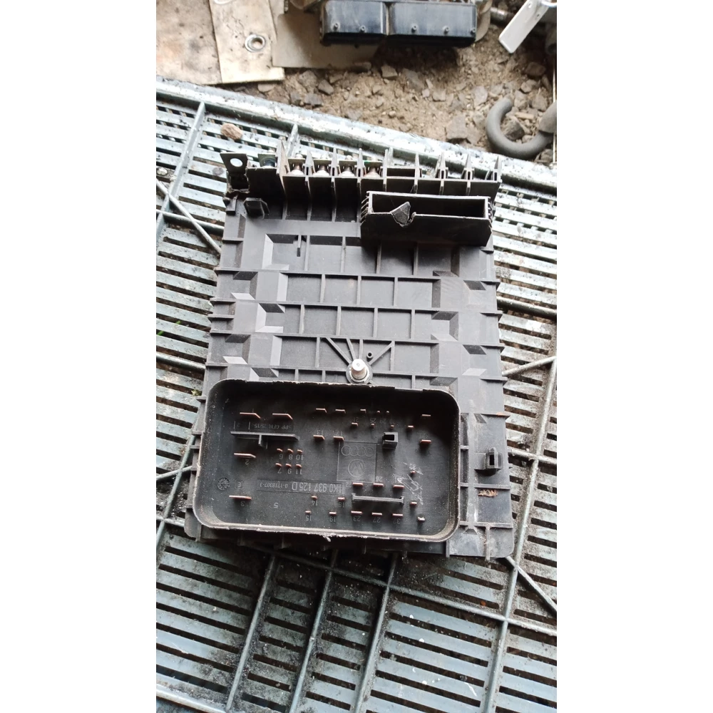 1K0937125D блок предохранителей Vw Jetta