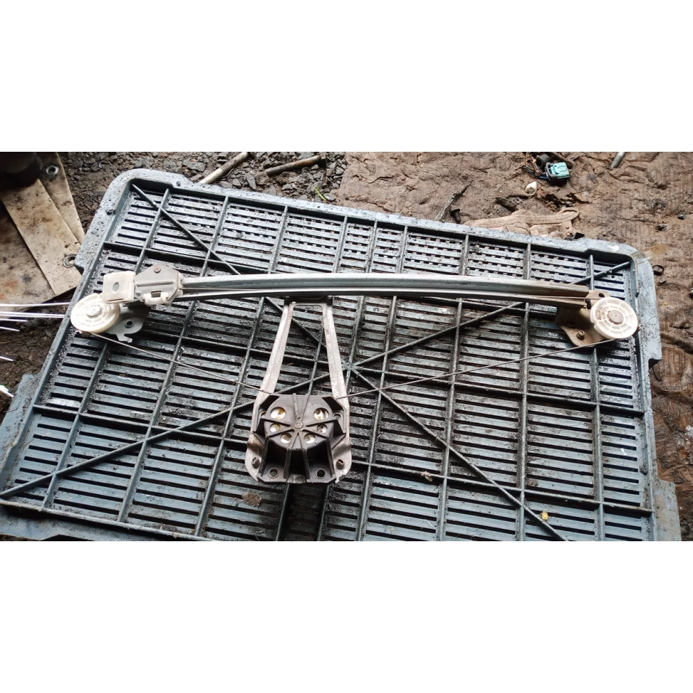 A2107301546 задний левий стеклопойомник  Mercedes Benz w 210