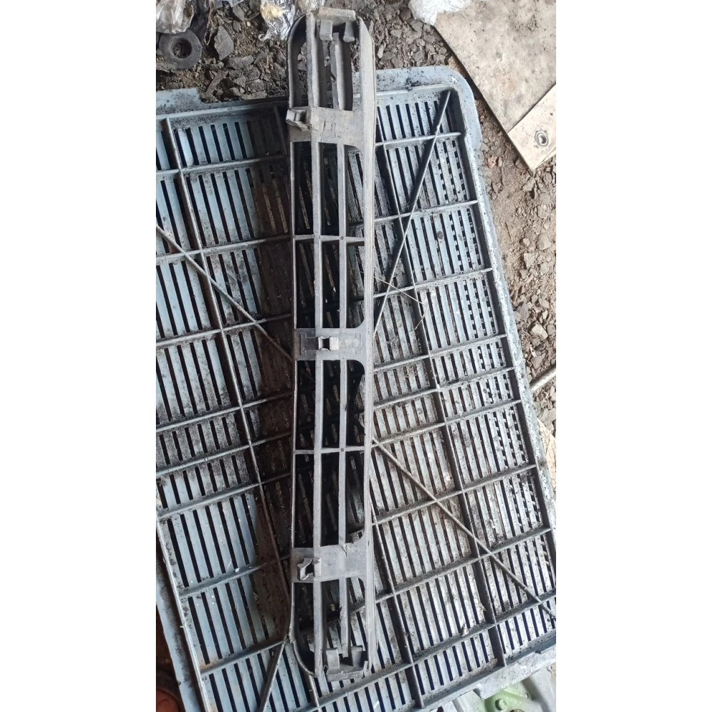 4A0807683 передняя решотка бампера Audi A6C5