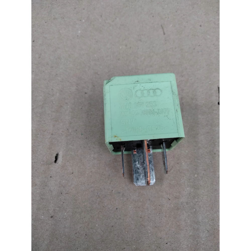 4H0-951-253 Реле поворотов VW Passat b7 USA