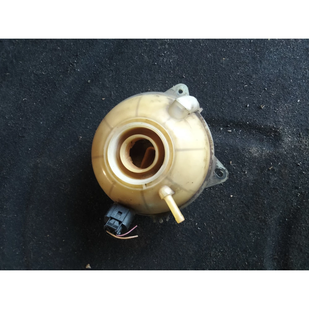 1J0121403A расширительный бачок системы охлаждения Skoda octavia ,Golf 4 Seat