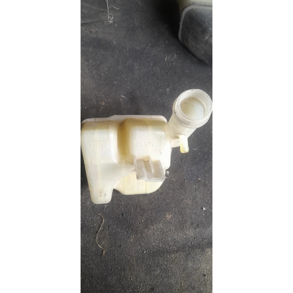 8200008864C расшырительный бачок системы охлаждения Renault Laguna 2