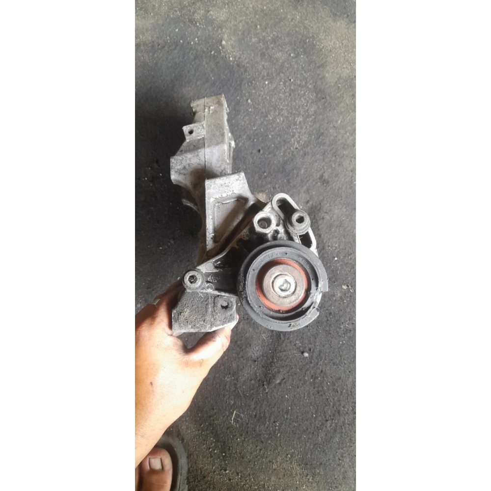 058260885 кронштейн крепления компрессора кондиционера Audi A4B5 Passat B5 1.8