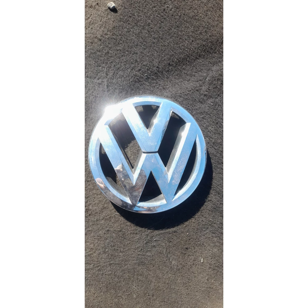 1T0853601E  емблема решётки радиатора Volkswagen Caddy  Passat 2011-2015год
