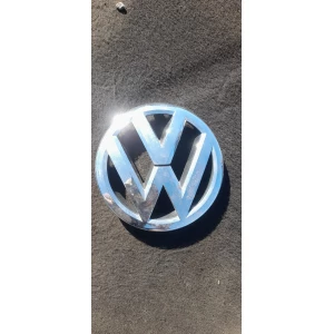 Изображение товара -  1T0853601E  емблема решётки радиатора Volkswagen Caddy  Passat 2011-2015год