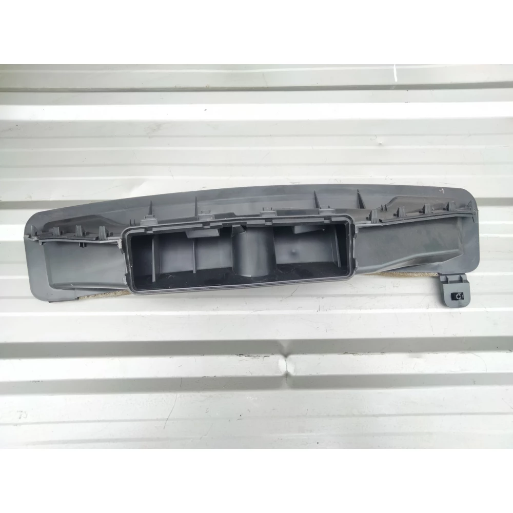 Воздуховод салона торпедо лобового стекла VW Passat B7 usa 561-819-347