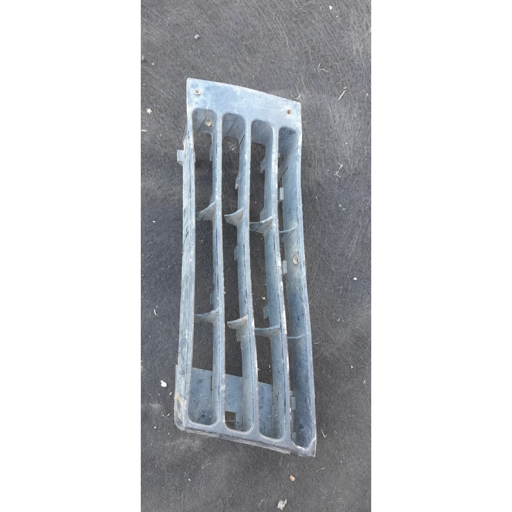 8D0807345AA решётка бампера левая Audi A4B5