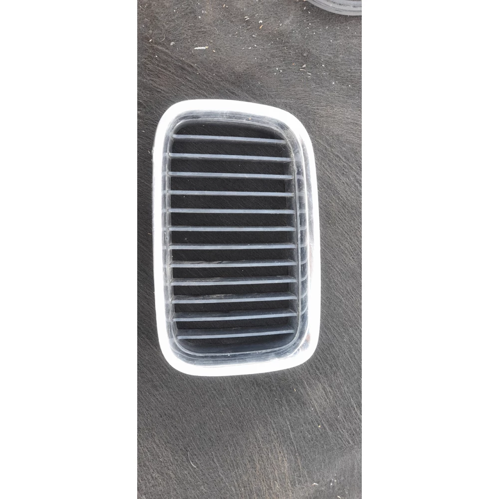51138122237 решетка радиатора левая BMW E36