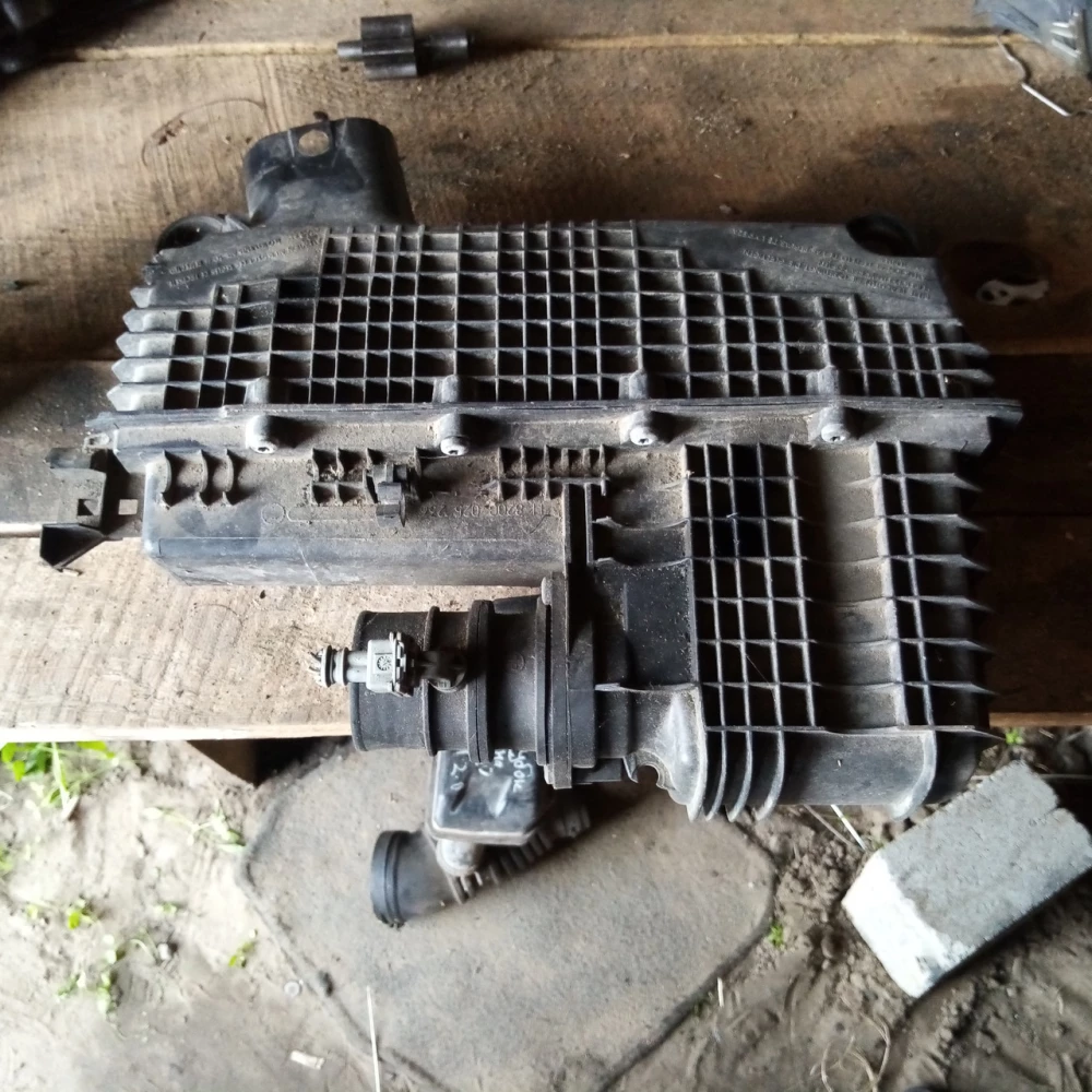 Корпус воздушного фильтра Dacia Logan