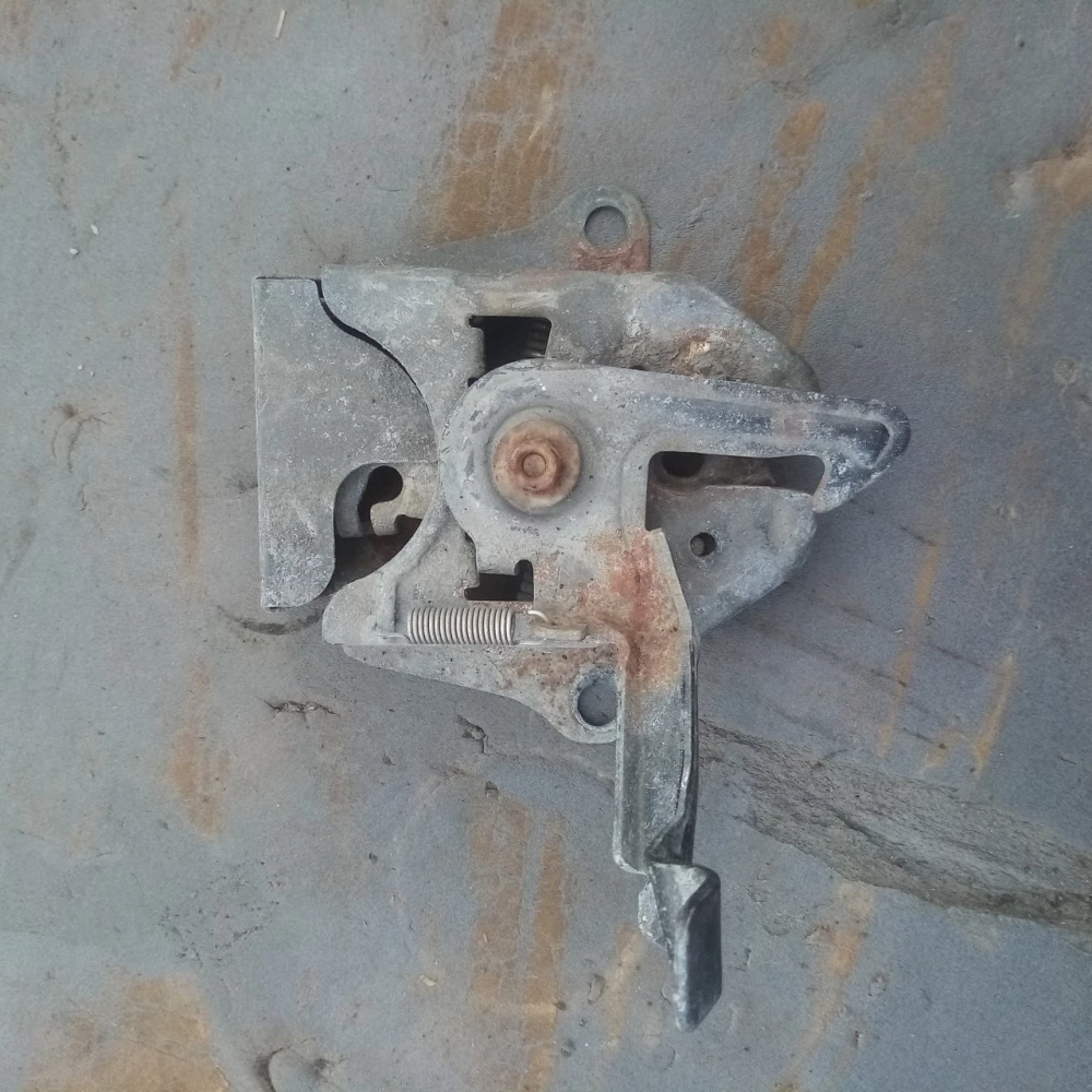 Замок открывания капота Mazda 626