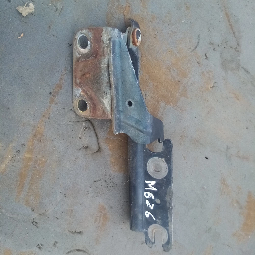 Петля капота Mazda 626