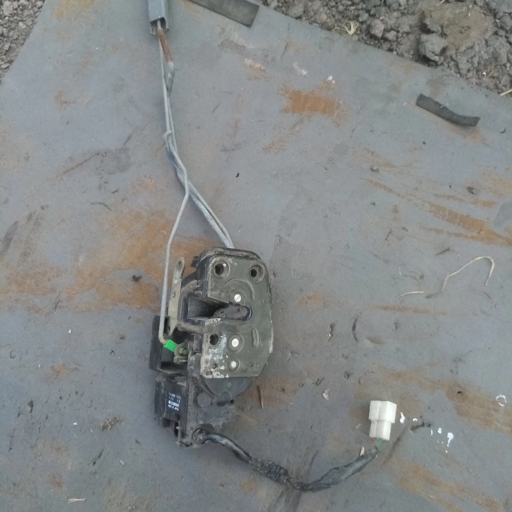Правый замок двери Mazda 626 1528007031