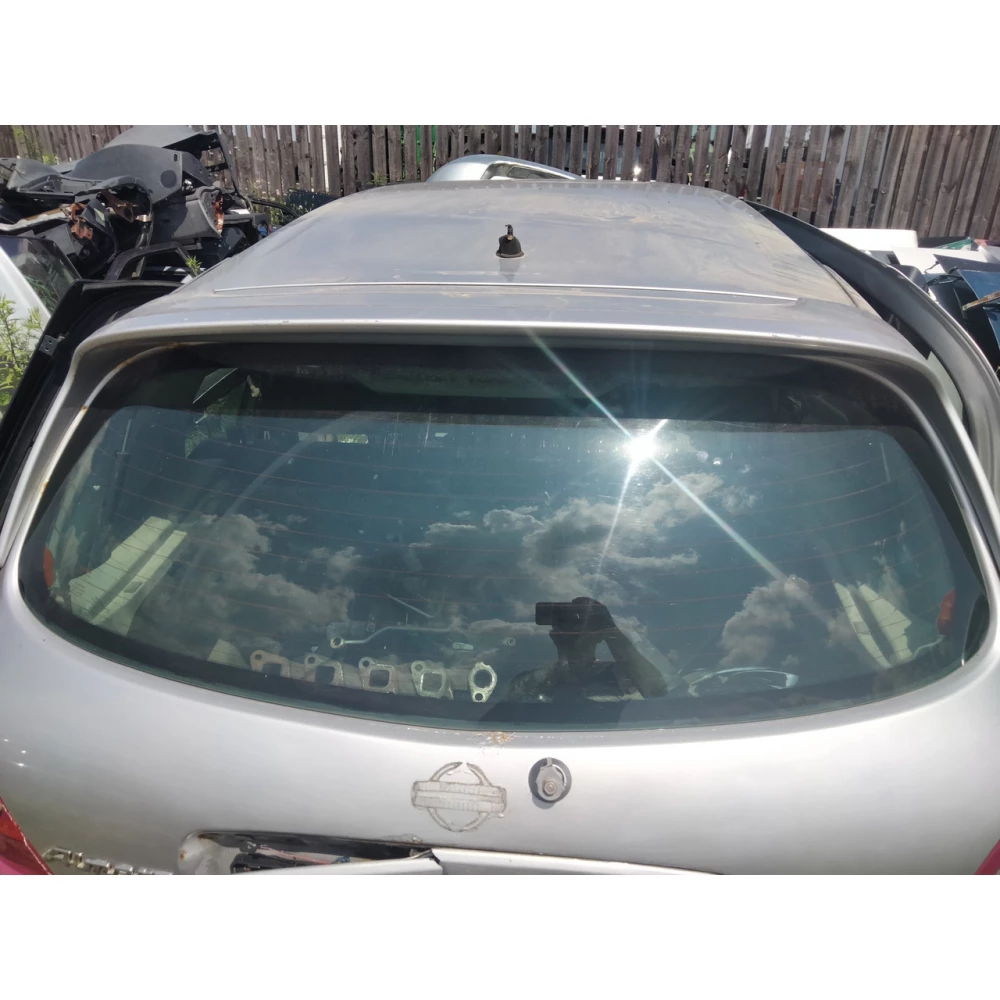 Стекло ляды крышки багажника Nissan Almera N16 хэтчбек