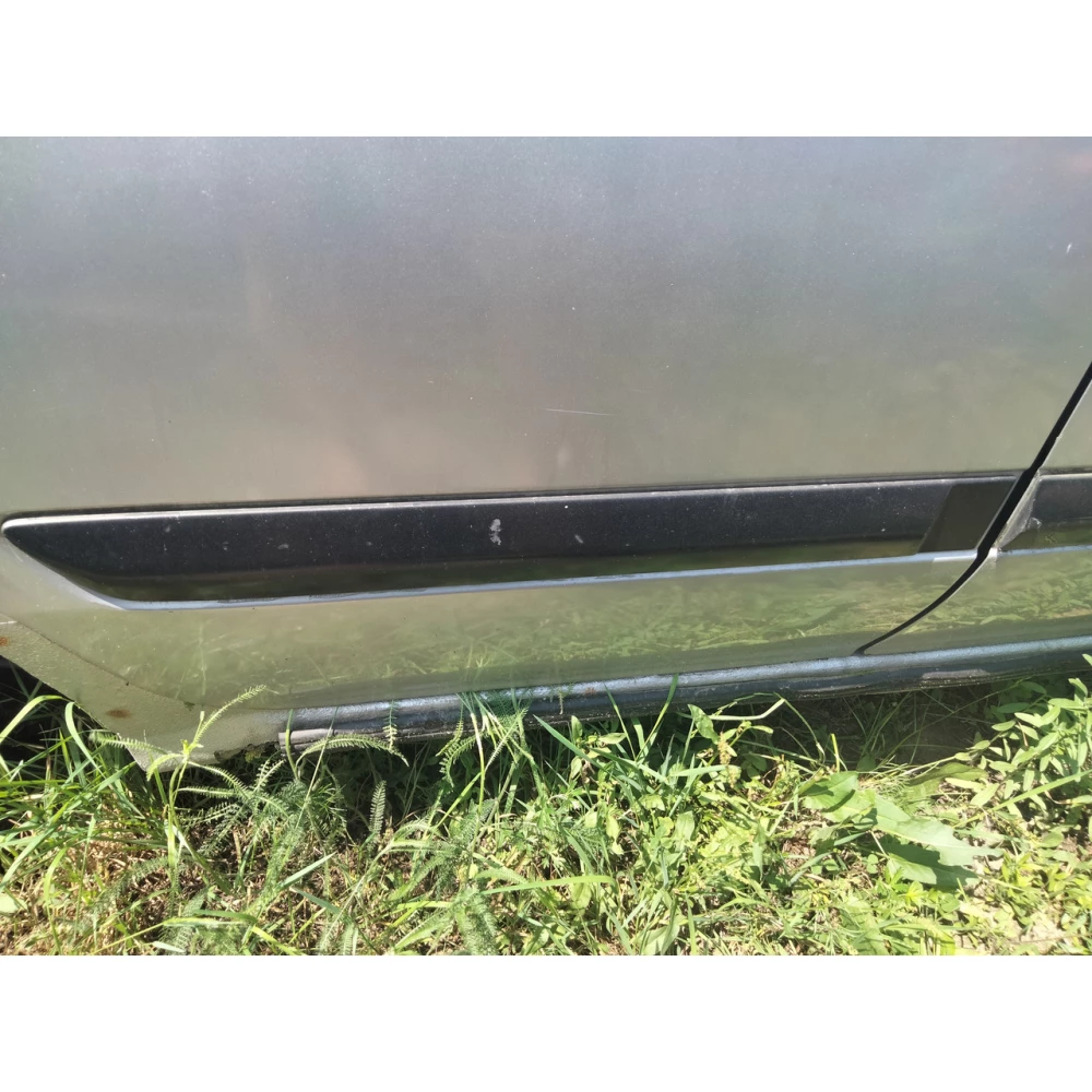 Молдинг задней правой двери Nissan Almera N16 хэтчбек