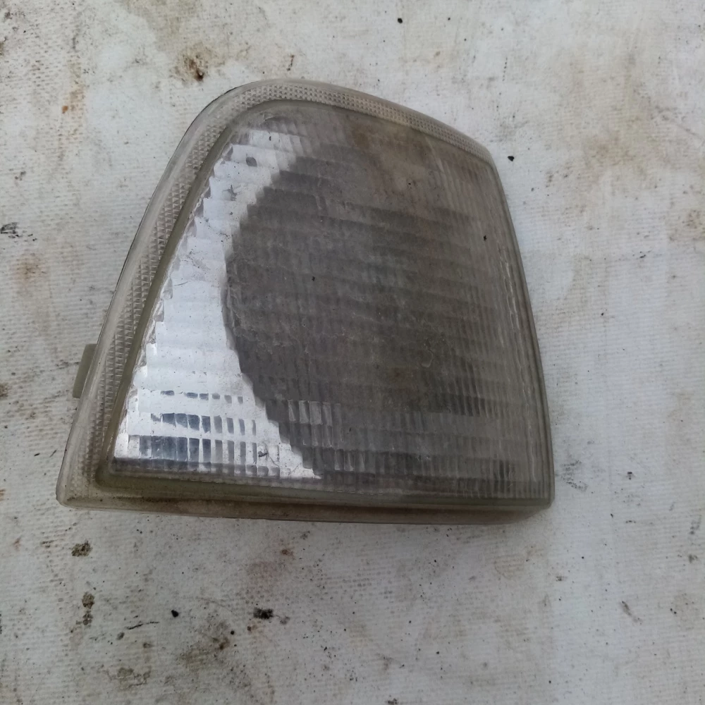 Передний правый поворотник Audi 80B4  084411505R