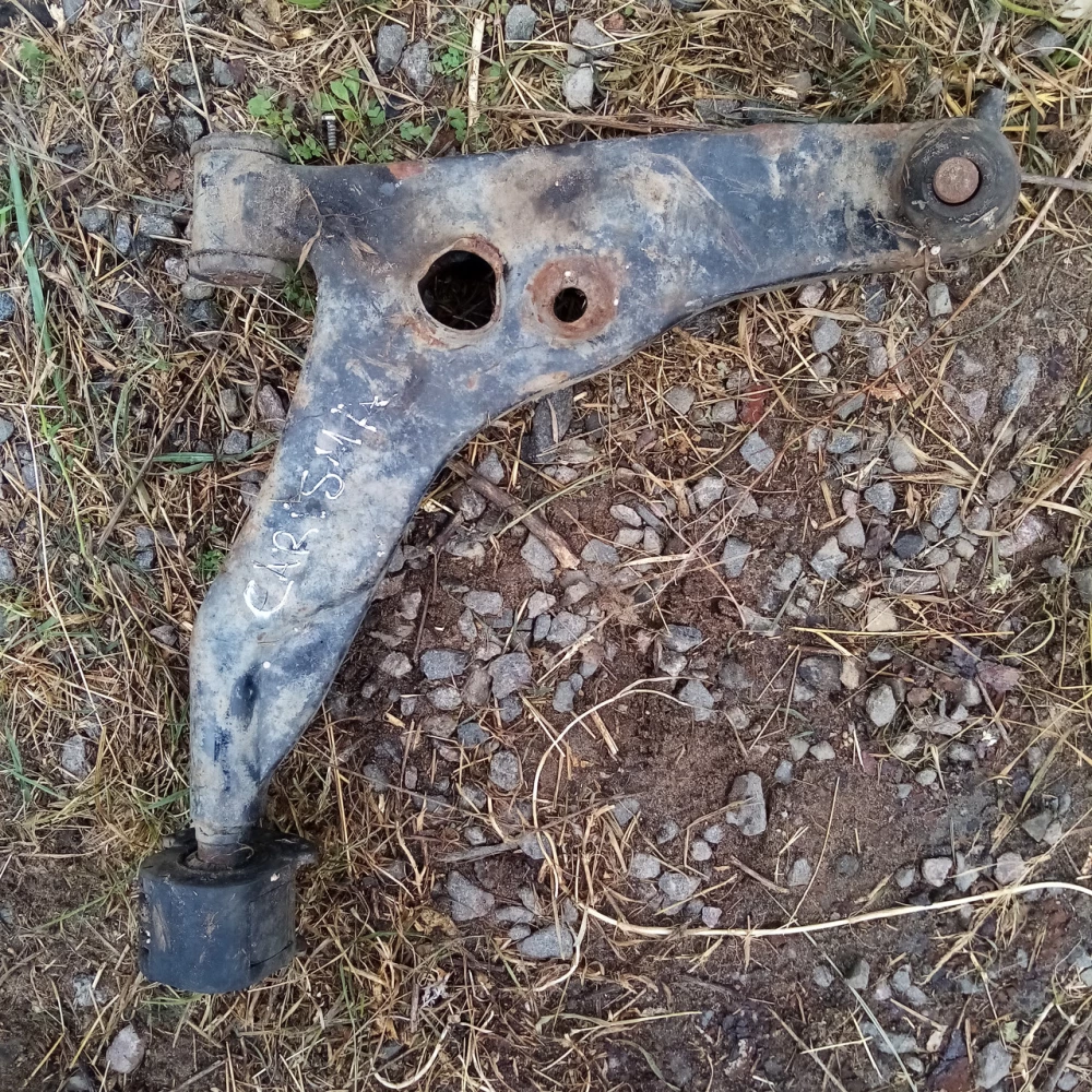 Правый рычаг Mitsubishi Carisma