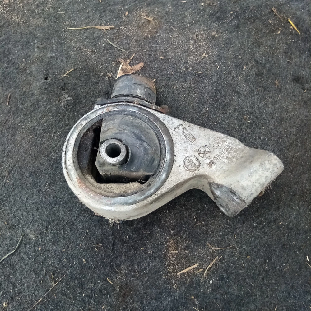 Подушка  двигателя Mitsubishi Carisma  mr510047